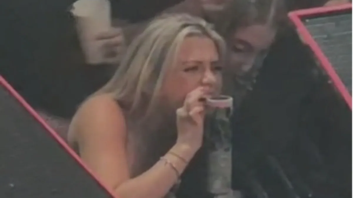 Jovem colou a língua em máquina.