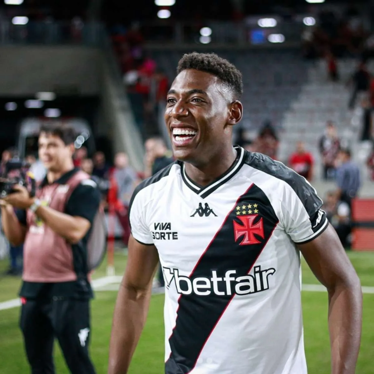 Vasco fecha venda de zagueiro Léo ao Athletico por R$ 12 milhões