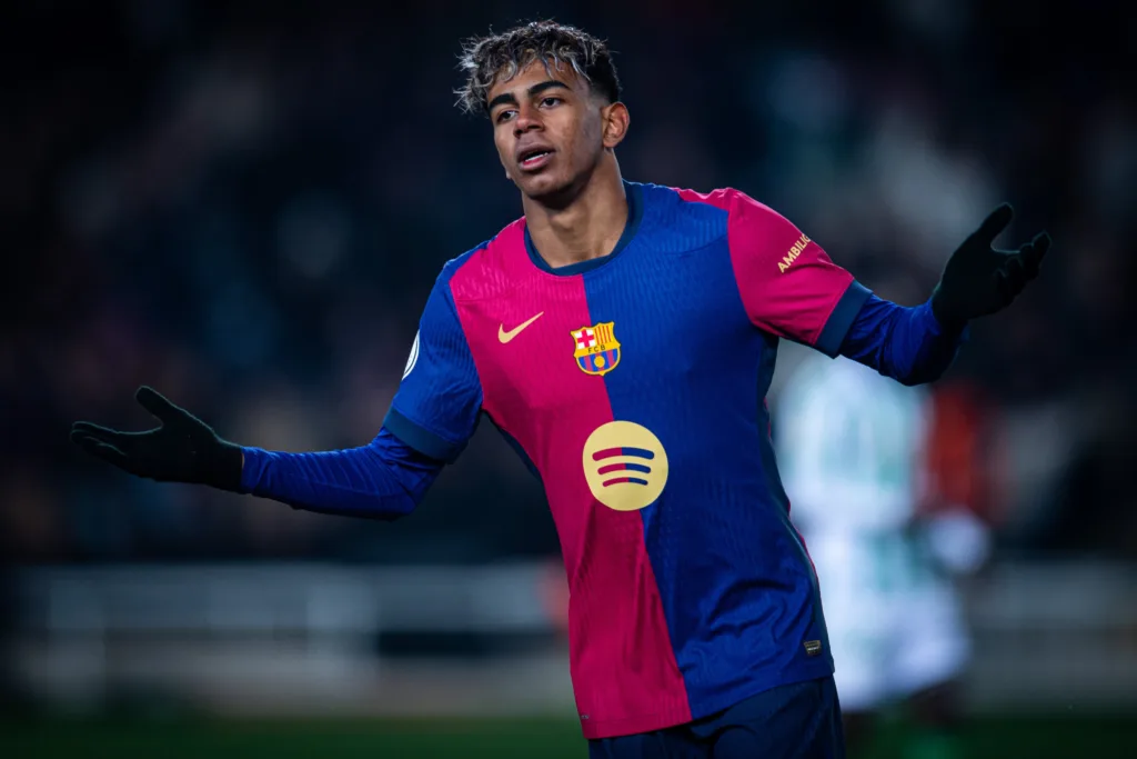 Lamine Yamal comemora gol contra o Real Bétis