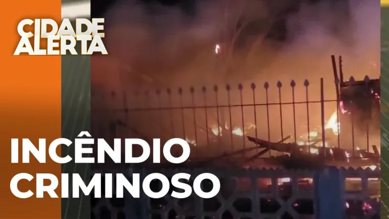 Incêndio criminoso destrói casa invadida por usuários de drogas em Mandaguari