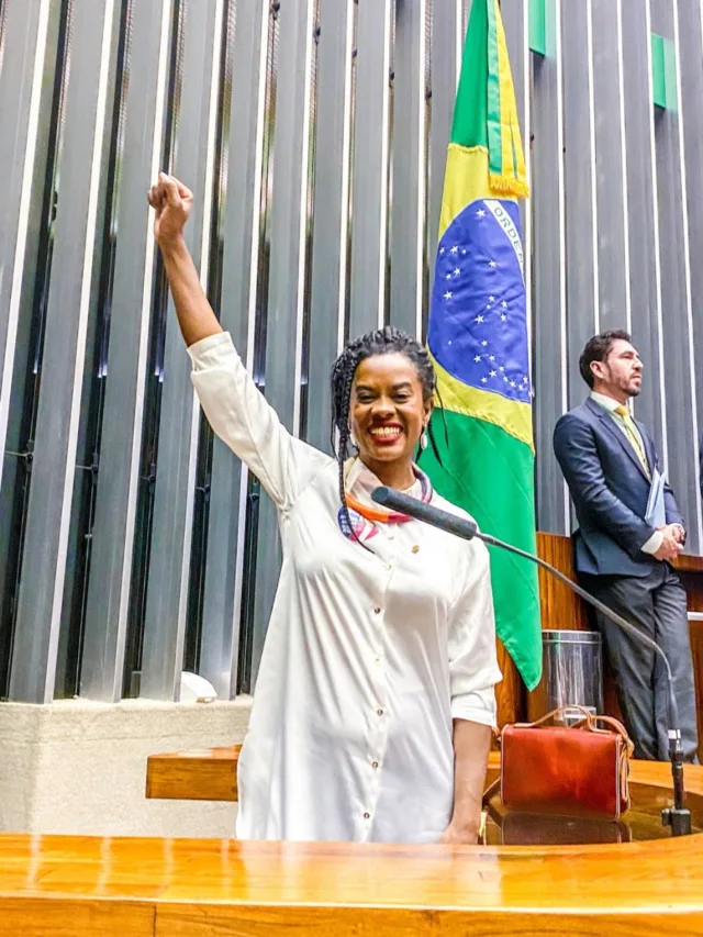 Deputada Carol Dartora expõe mensagens com ameaças de morte e injúria racial