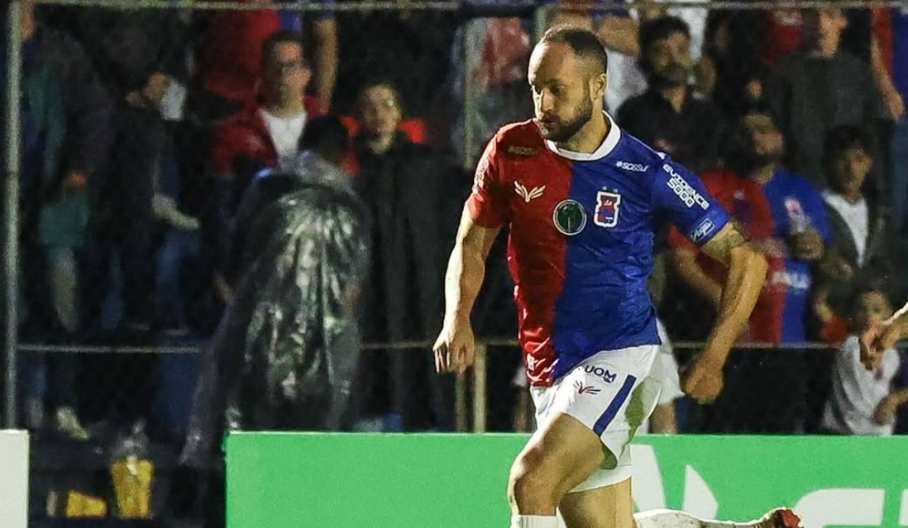 jogador do paraná clube correndo em campo