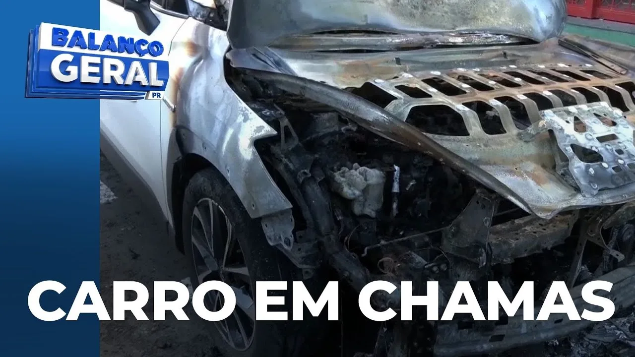Carro pega fogo no centro de Londrina e provoca correria