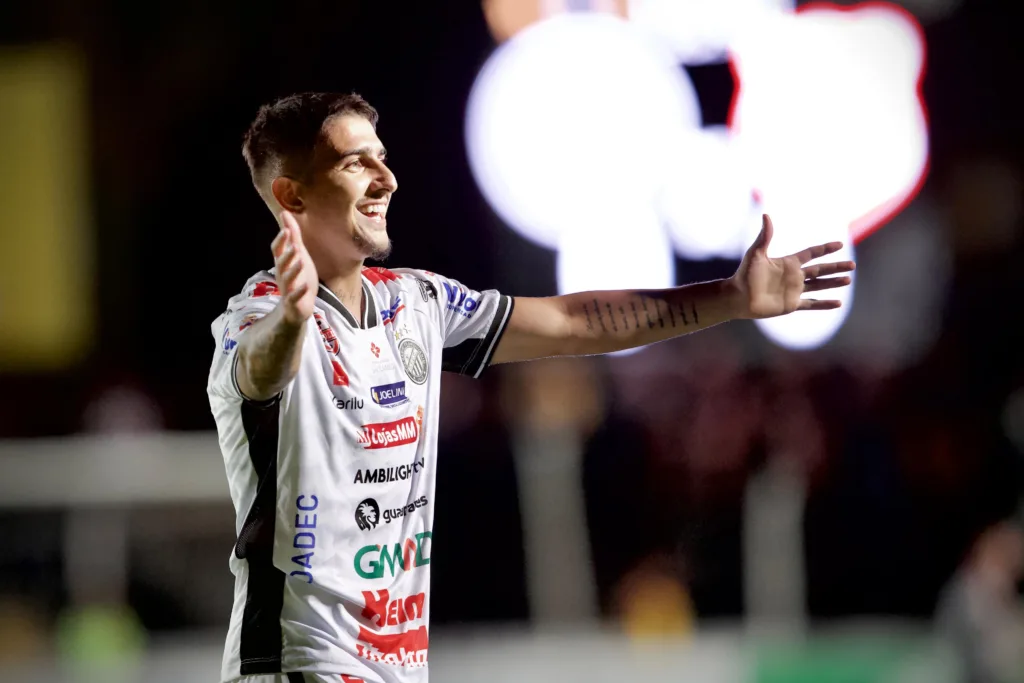 Jean Lucas comemora gol do Operário contra o Rio Branco