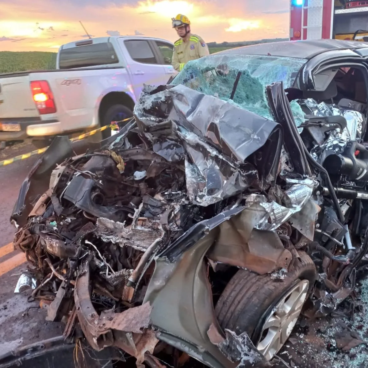 Jovem morre em acidente entre carro e caminhão no Oeste do Paraná