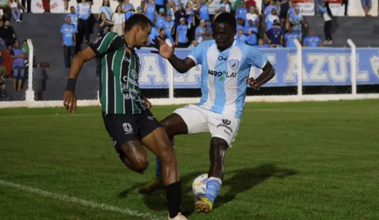 jogadores do londrina e maringá disputando bola em um jogo
