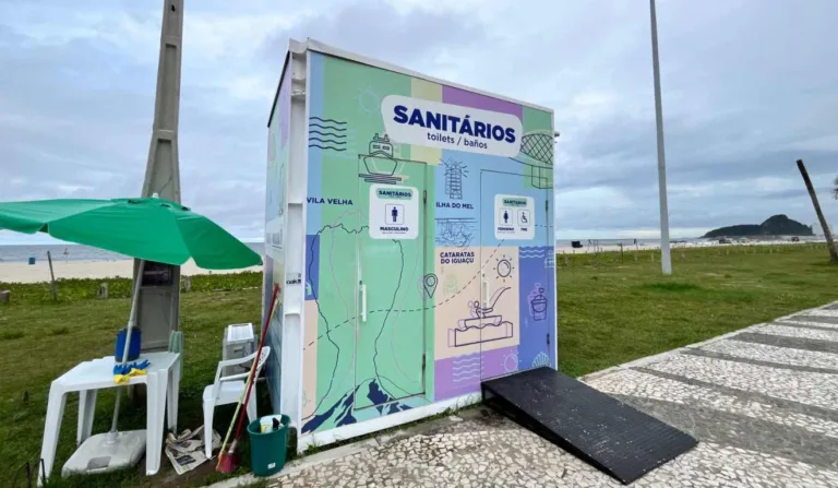 Banheiro público na praia