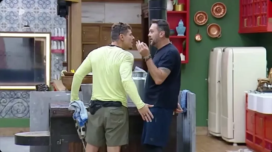 Sacha e Albert discutem em A Fazenda 16 (Imagem: Reprodução / PlayPlus)