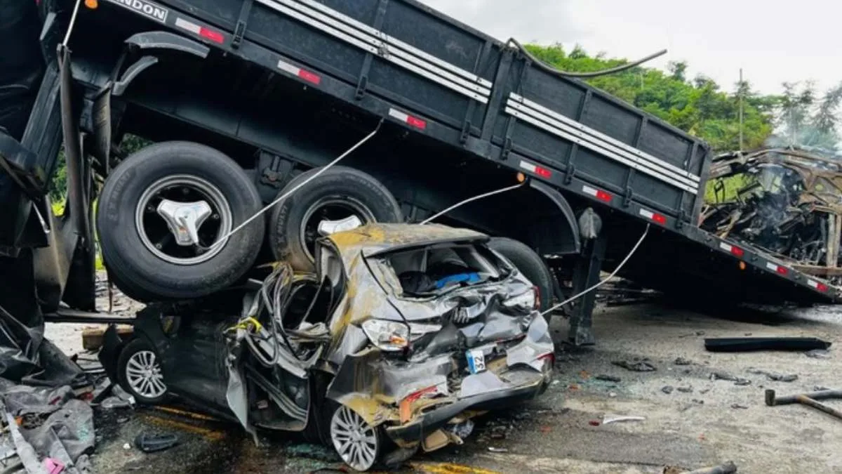 O pneu do ônibus estourou e causou o acidente