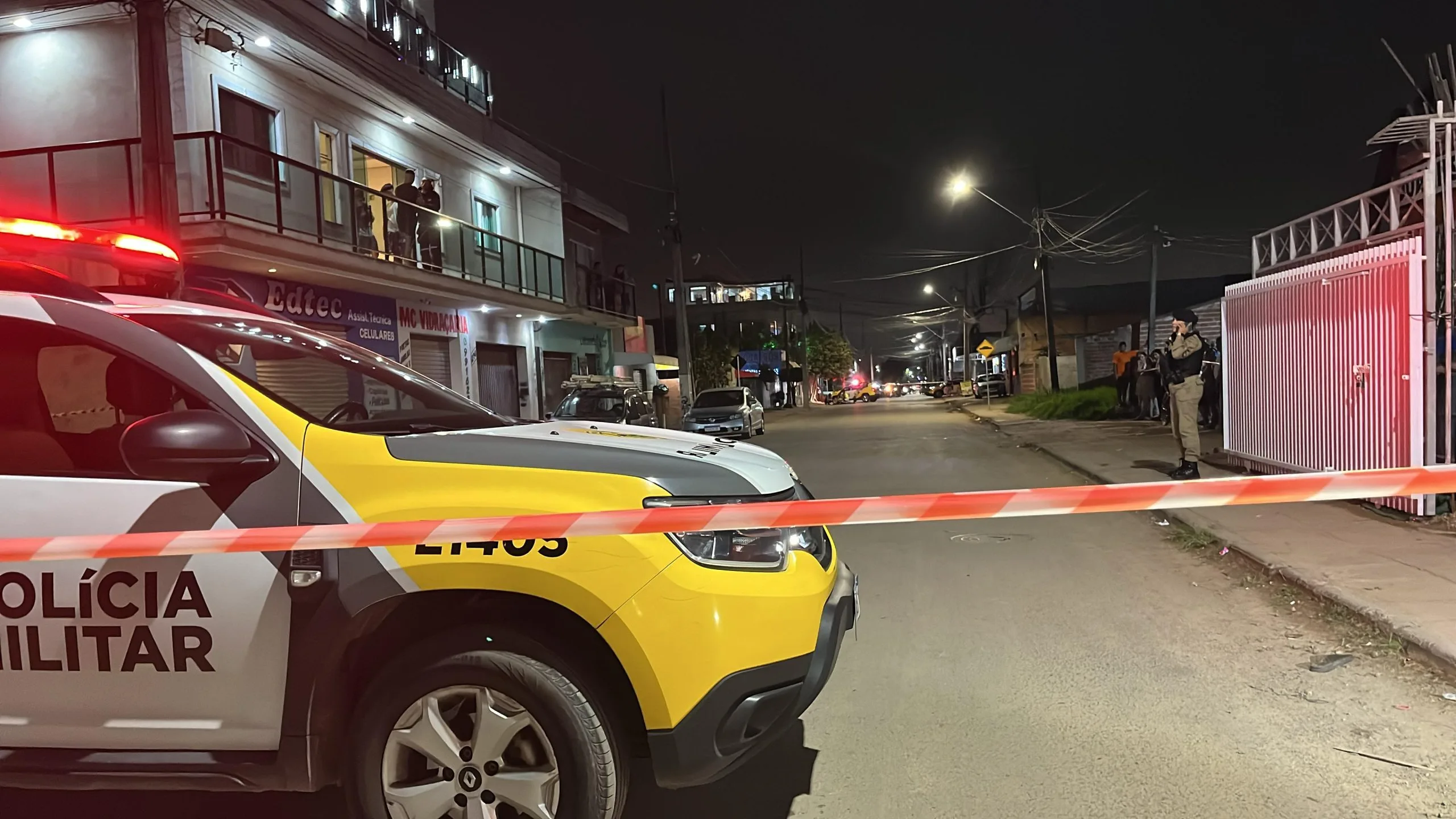 Três homens são baleados ao saírem de mercado na Grande Curitiba