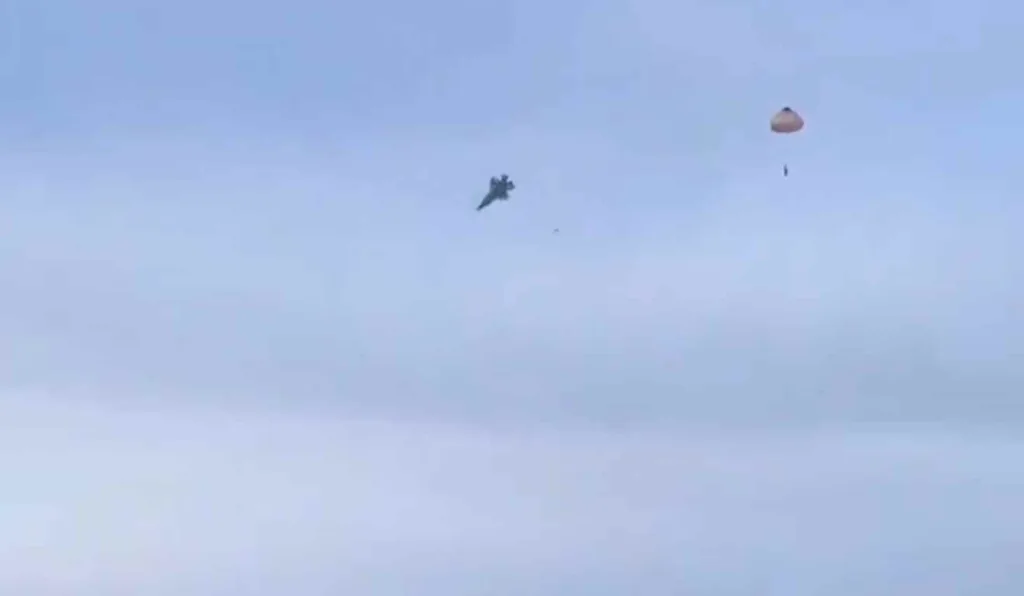 Avião do Exército dos EUA cai e explode; piloto é ejetado, veja vídeo