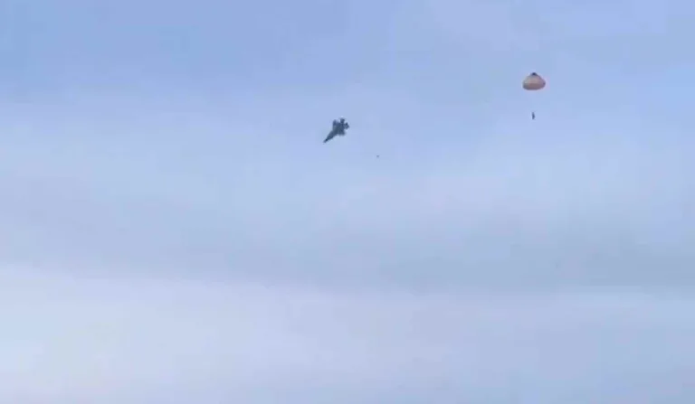 Avião do Exército dos EUA cai e explode; piloto é ejetado, veja vídeo