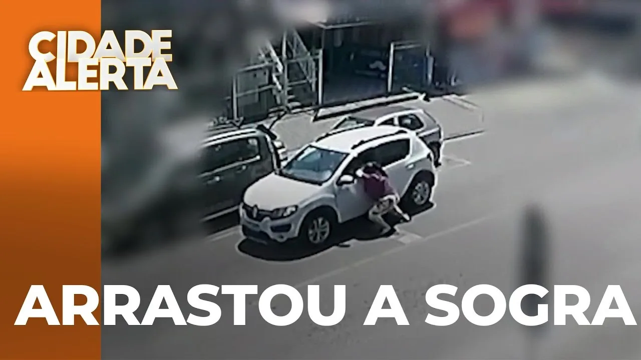 Sogra é arrastada, enquanto pendurada em um carro, pela nora; motivo seria um desacerto comercial