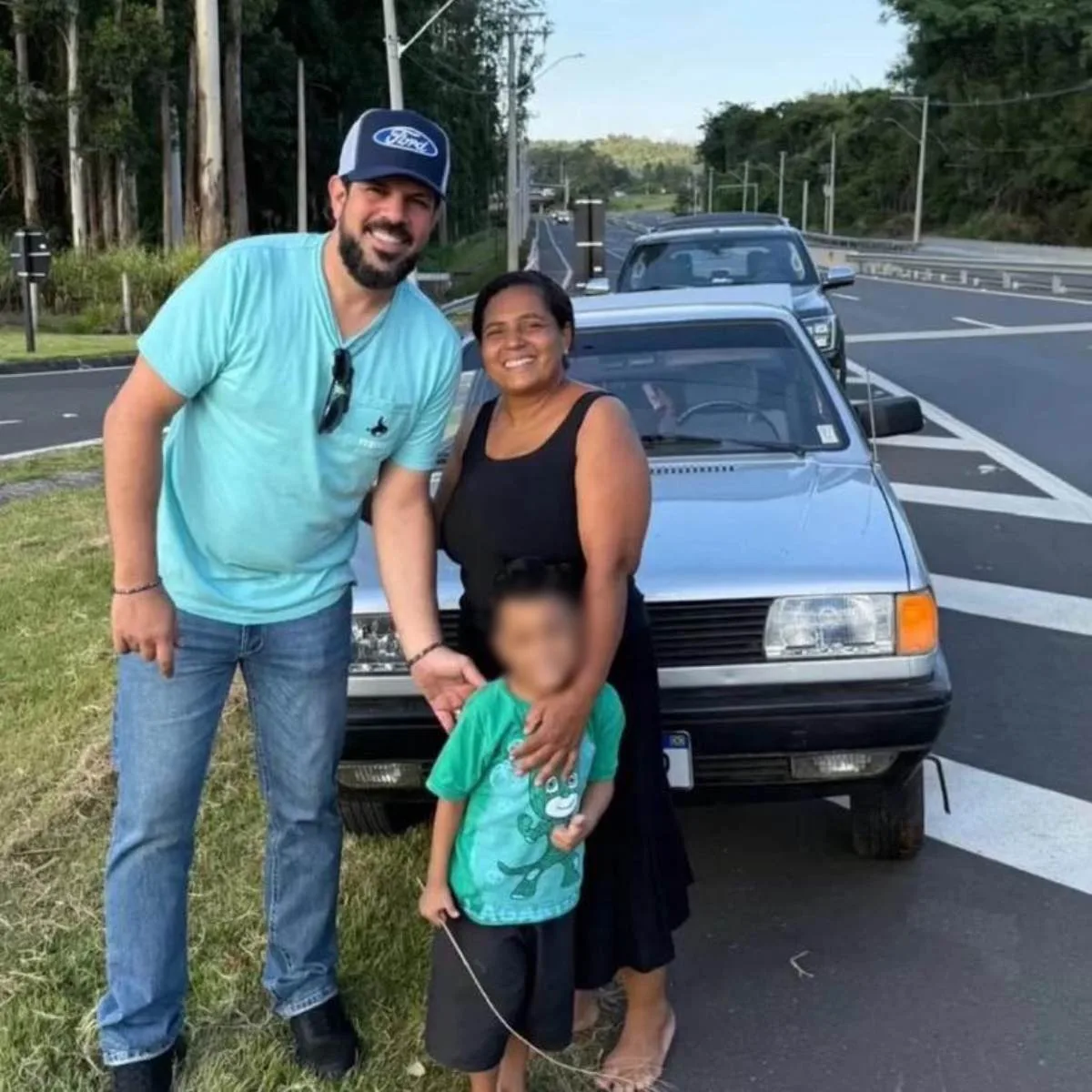 Cantor Sorocaba ajuda mulher com filho pequeno a trocar pneu de carro e viraliza