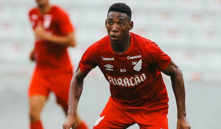 léo pelé em jogo pelo athletico, que prestou ocorrência contra o torcedor do coritiba