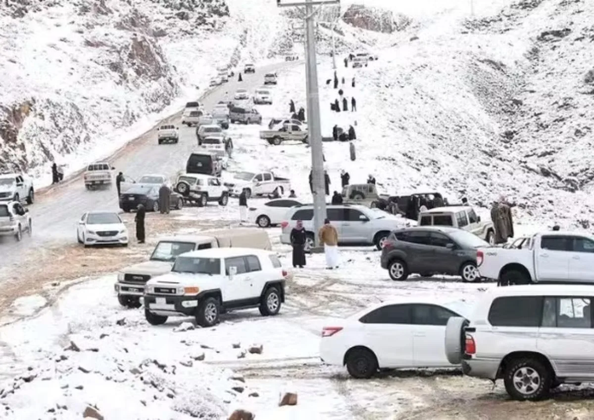 Deserto na Arábia neva pela primeira vez