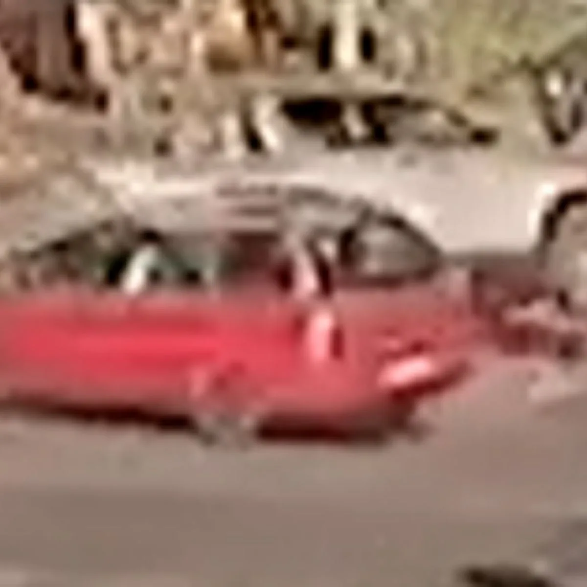 Após o acidente, a caminhonete caiu em cima do motorista que havia sido ejetado (Foto: RICtv)