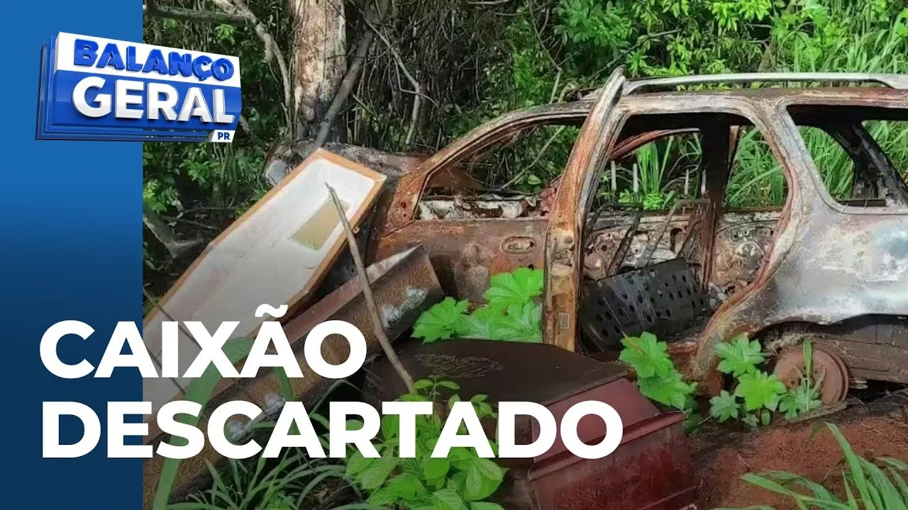 Caixões são descartados em estrada ao lado de carro queimado