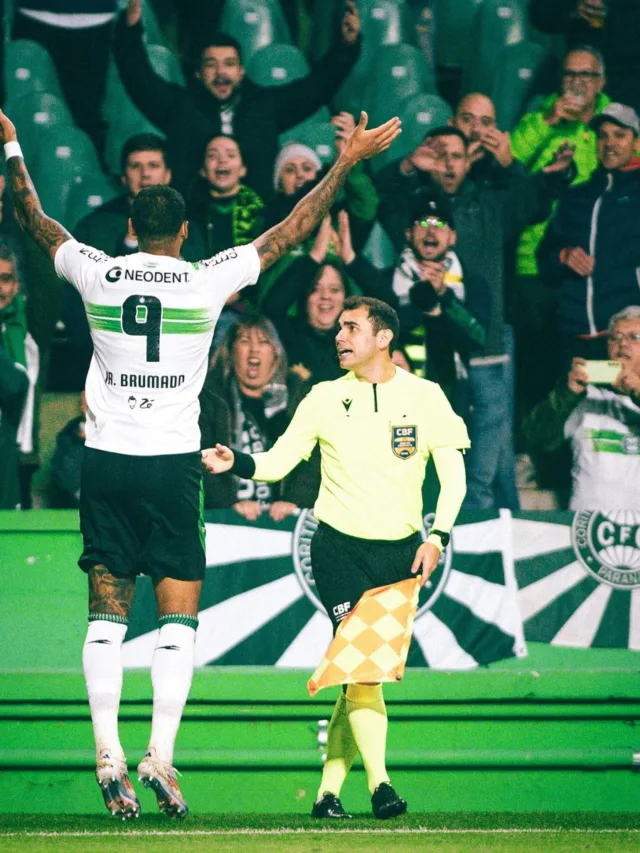 Júnior Brumado comemora gol em Coritiba x Ceará, pela Série B 2024
