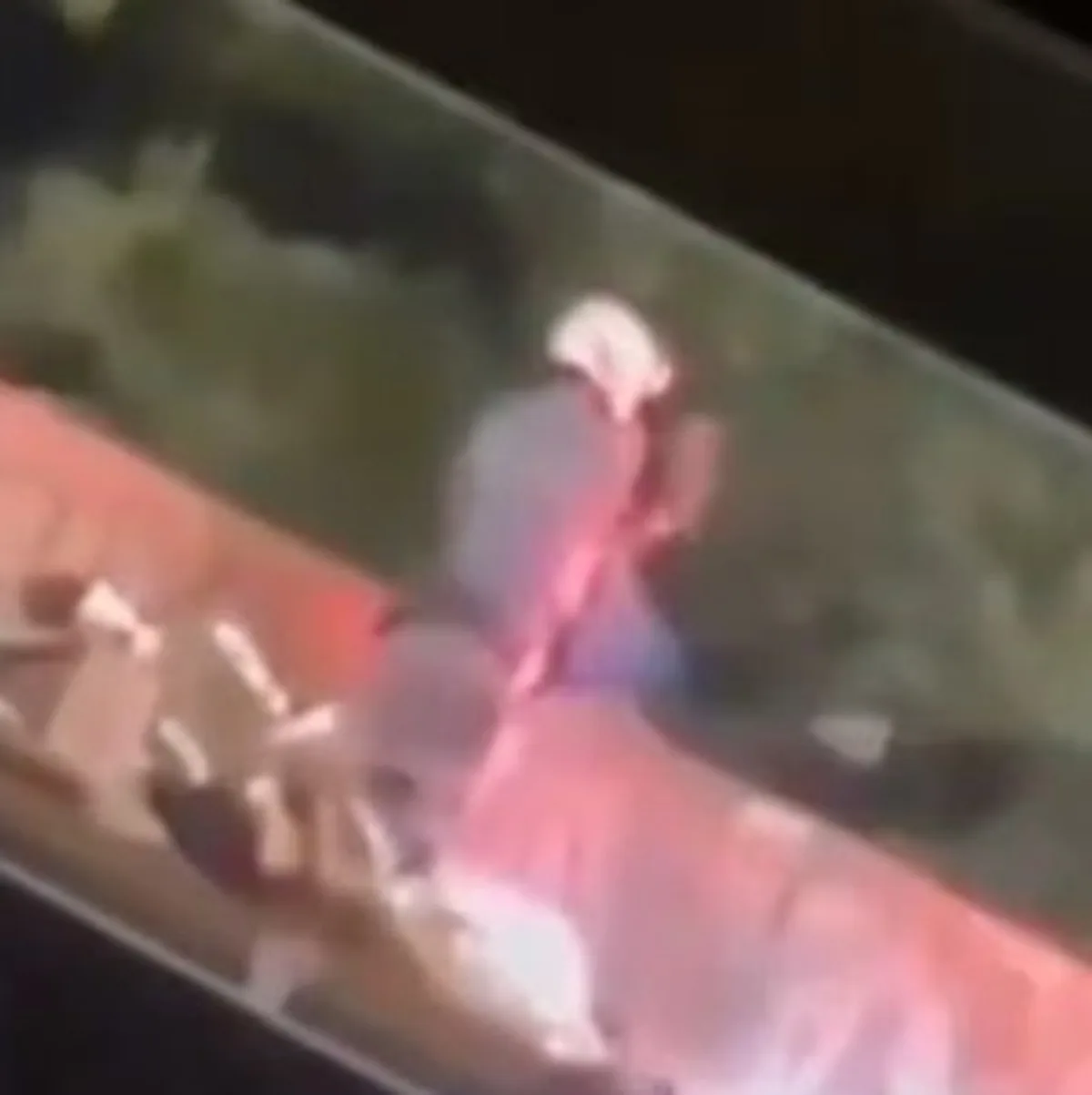 Policial militar que jogou homem de ponte é preso após prestar depoimento