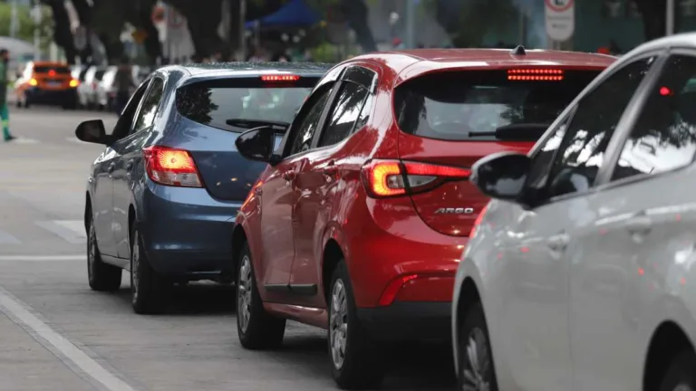 Carros parados no semáforo