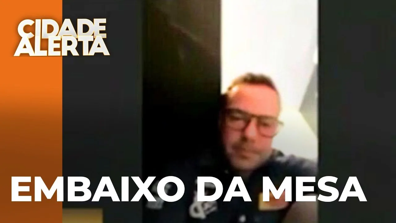 Homem tenta enganar o juiz, se escondendo embaixo da mesa; câmera registrou o caso