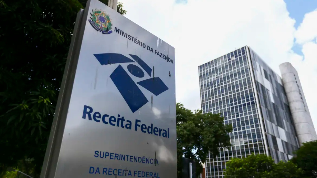 A divulgação da ampliação da fiscalização das movimentações via PIX pela Receita Federal causou uma série de dúvidas e alguma insegurança entre os contribuintes. A principal delas foi em relação à possível taxação deste tipo de operação, que movimentou mais de R$ 280 milhões em 2024. No entanto, a Receita esclarece que nada muda para o cidadão nas transferências por PIX.