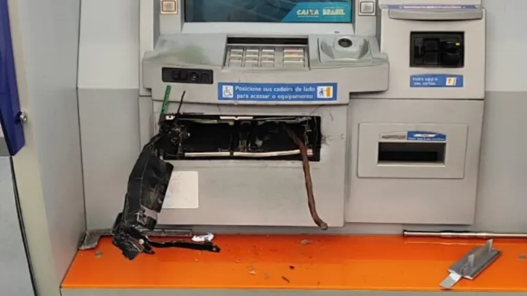 A Polícia Militar do Paraná (PMPR) prendeu em flagrante três homens que tentavam furtar uma agência bancária, em Ponta Grossa, nos Campos Gerais do Paraná. As prisões ocorreram no início da manhã desta quinta-feira (26).