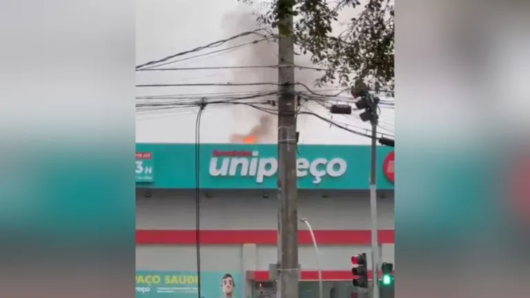 Raio atinge farmácia na Grande Curitiba e causa incêndio; veja imagens