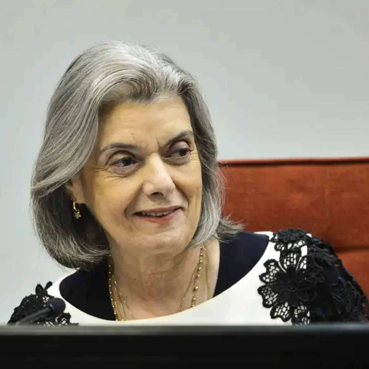 Cármen Lúcia afirma que eleição "segue em tranquilidade" durante depoimento