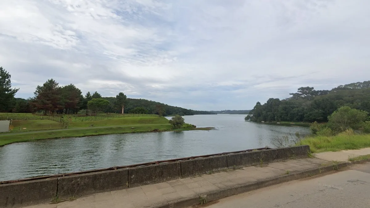 Equipes do Corpo de Bombeiros que procuram por dois homens desaparecidos na represa do Passaúna encontraram, na manhã desta quinta-feira (28), o corpo de um pescador, que havia sido visto pela última vez na tarde da quarta-feira (27).