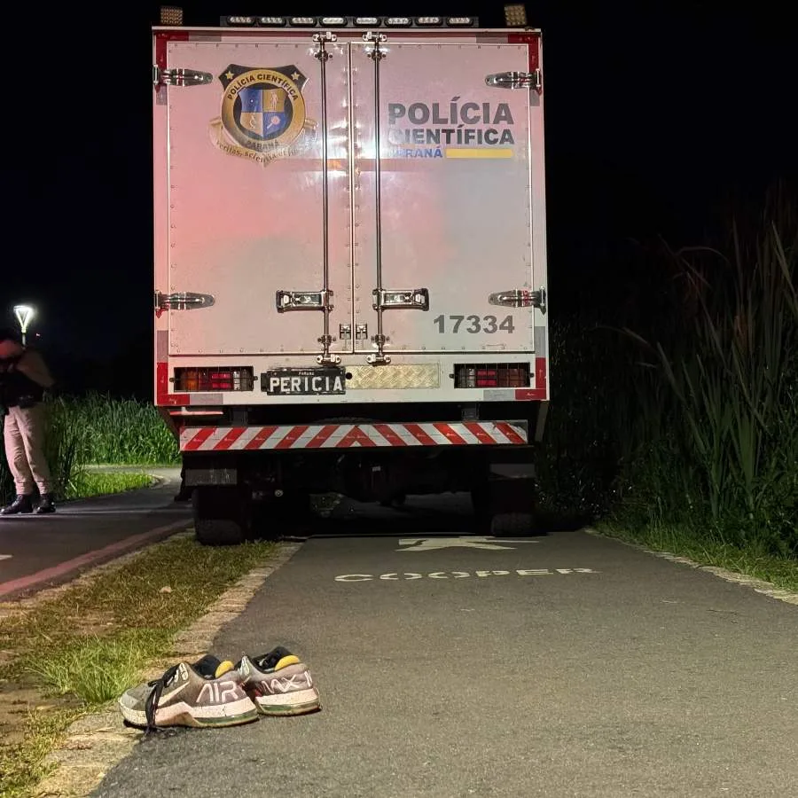 Jovem teria tentado recuperar tênis quando se afogou e morreu