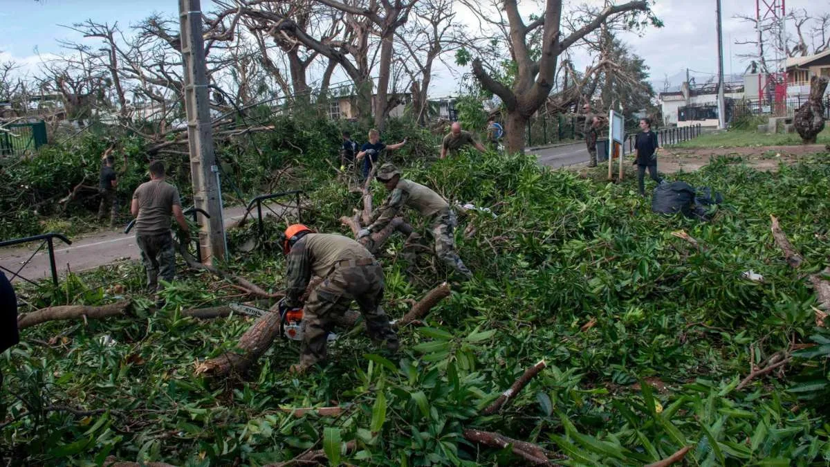 Após ciclone Chido em Mayotte, França, socorristas buscam sobreviventes