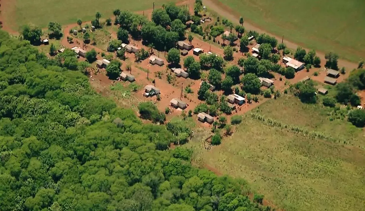 O Balanço Geral desta quarta-feira (15) mostra o clima de tensão e medo que toma conta de parte do oeste do Paraná. A disputa entre produtores rurais e indígenas na fronteira entre Brasil e Paraguai, na cidade de Guaíra, pela posse das terras, segue registrando confrontos violentos.