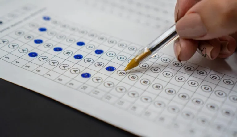 candidato preenche cartão-resposta de prova
