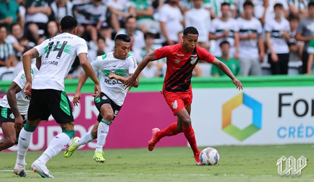 Sebastian Gómez e Isaac disputam bola no Atletiba