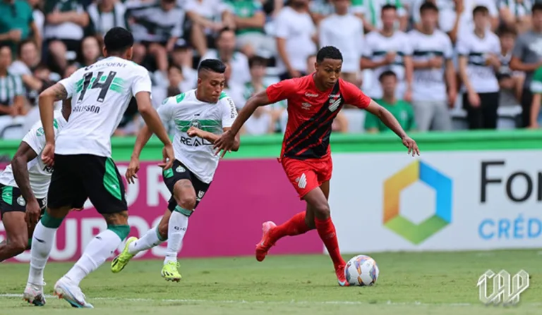 Sebastian Gómez e Isaac disputam bola no Atletiba