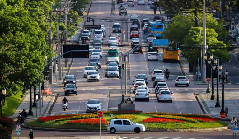Diversos carros em uma rua no Centro de Curitiba. IPVA 2025