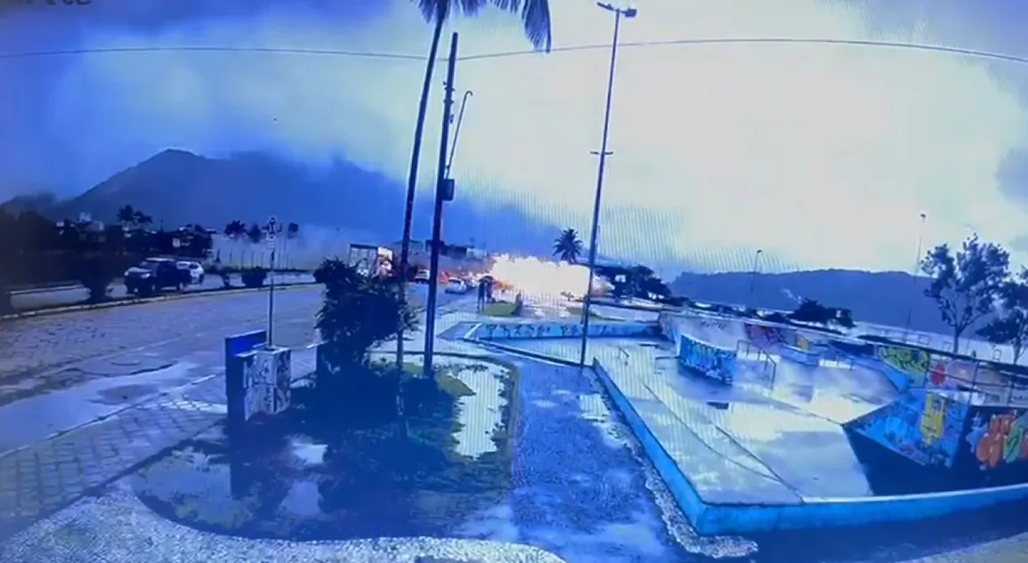 Avião cai e pega fogo em Ubatuba; veja vídeo