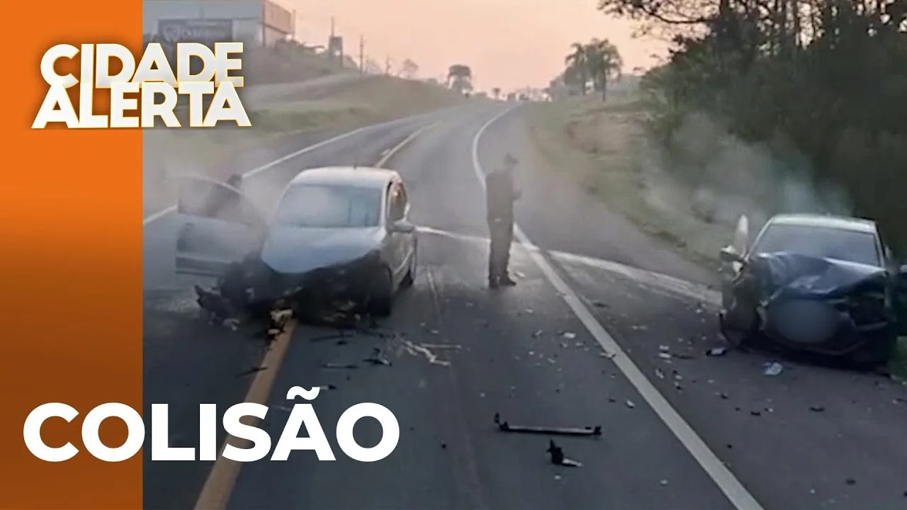 Mulheres saem seminuas de veículo após colisão entre dois carros em rodovia