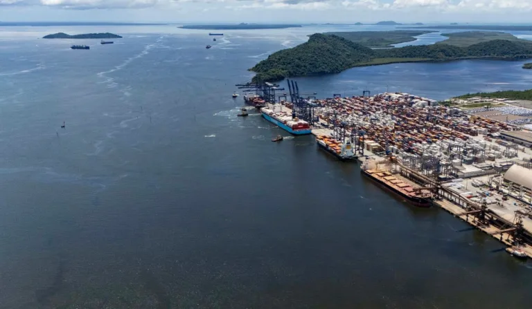 imagem aérea do Porto de Paranaguá