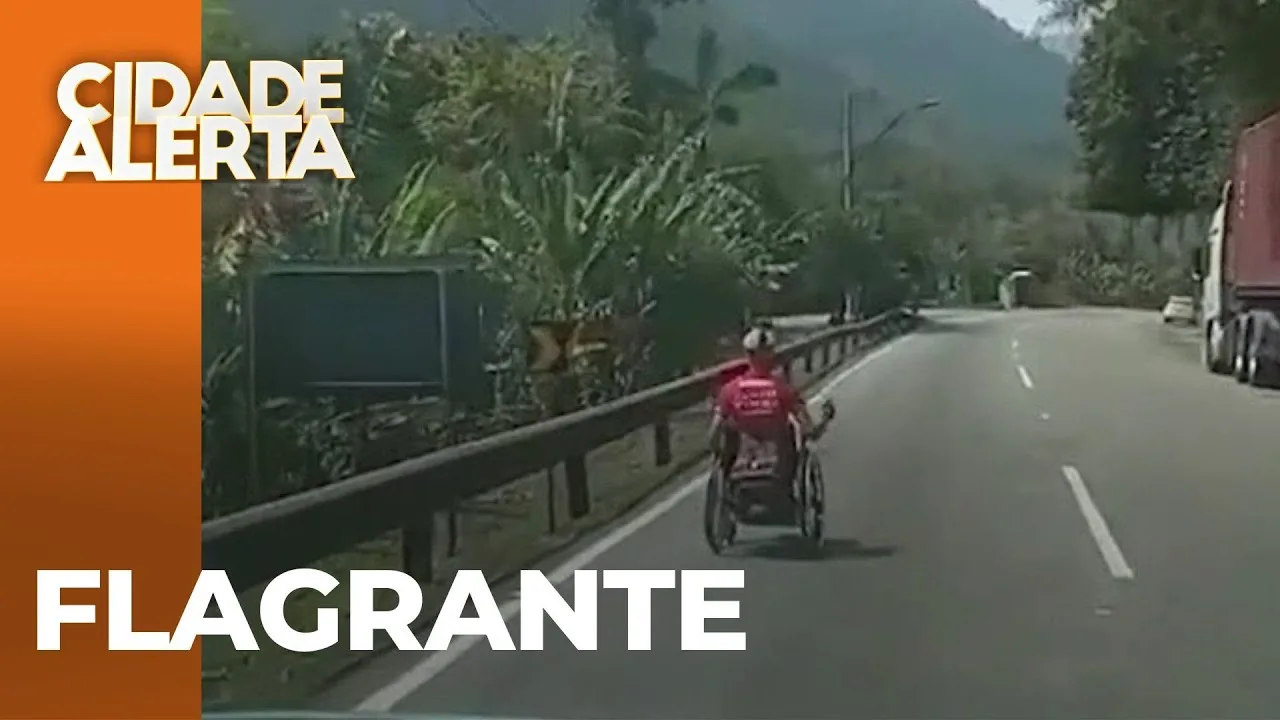 Flagrante: cadeirante desce a serra Dona Francisca, de cadeira de rodas e na contramão
