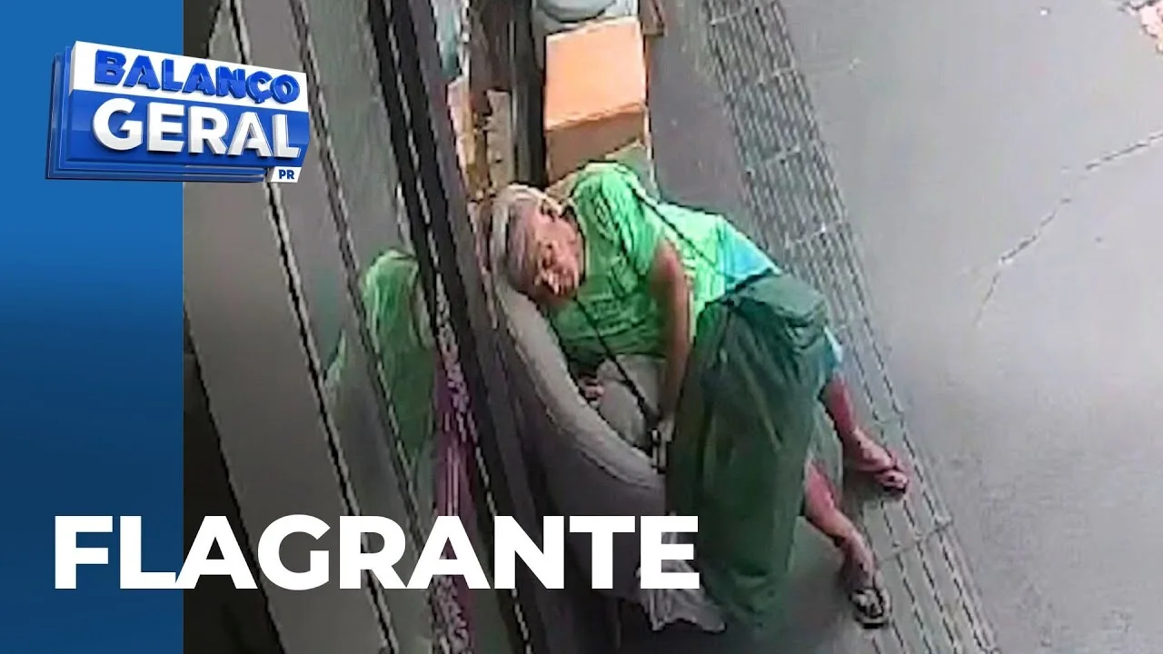 Homem dorme no sofá de loja em plena luz do dia; comerciante reclama da falta de segurança