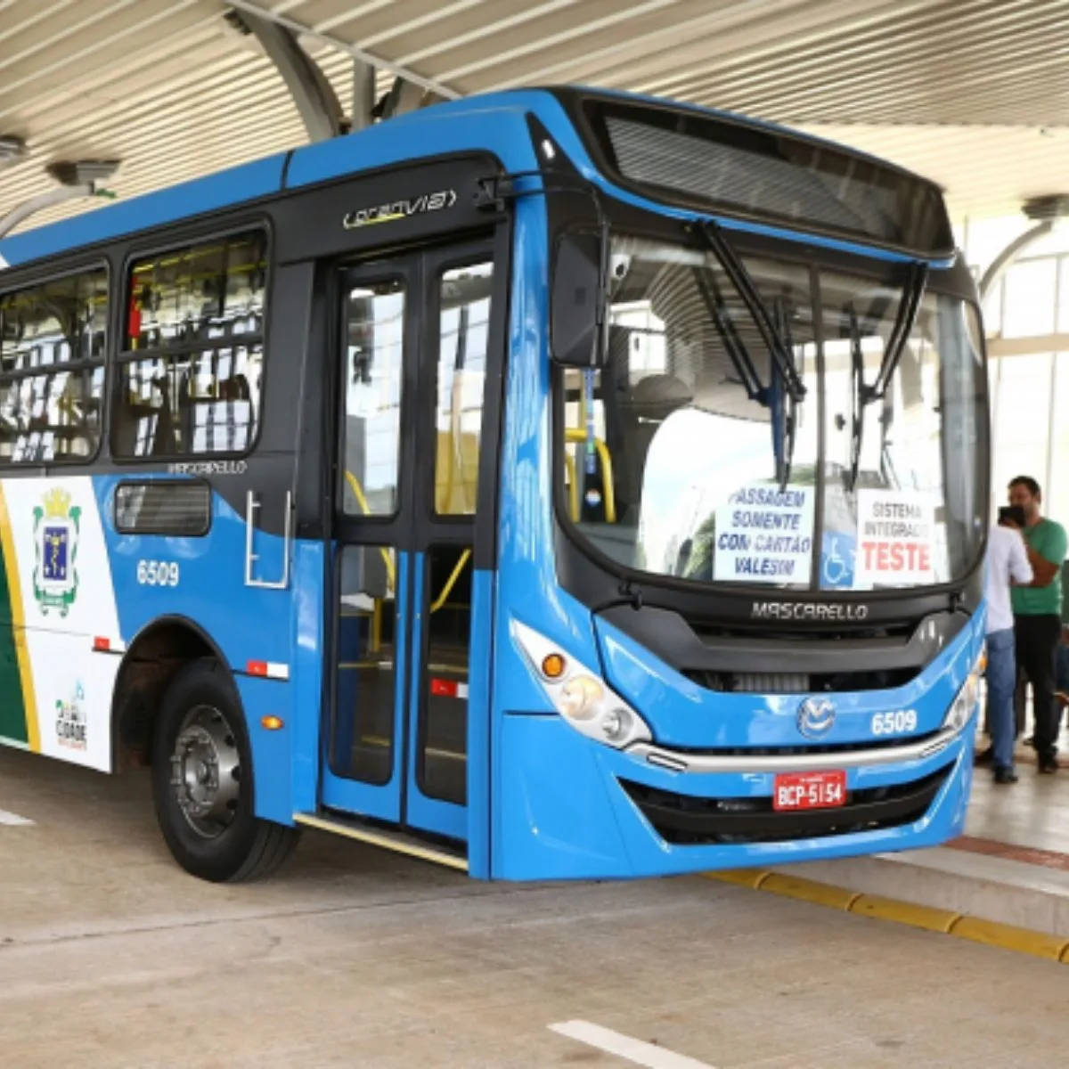 A Justiça suspendeu, em caráter liminar, a greve do transporte público que estava marcada para a próxima segunda-feira (9). De acordo com a decisão do desembargador Adilson Luiz Funez, a suspensão da greve deve-se ao fato do Sindicato dos Trabalhadores do Transporte Coletivo Urbano (SINTTRACOVEL) não ter respeitado o que prevê a lei, formalizando o indicativo de greve com 72 horas de antecedência. O desembargador ainda estabeleceu multa diária de R$ 30 mil ao sindicato caso a liminar não seja cumprida. No entanto, o sindicato pode recorrer da decisão.