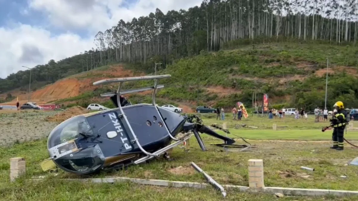 Helicóptero cai perto de parque de diversões em SC; cinco pessoas estavam a bordo