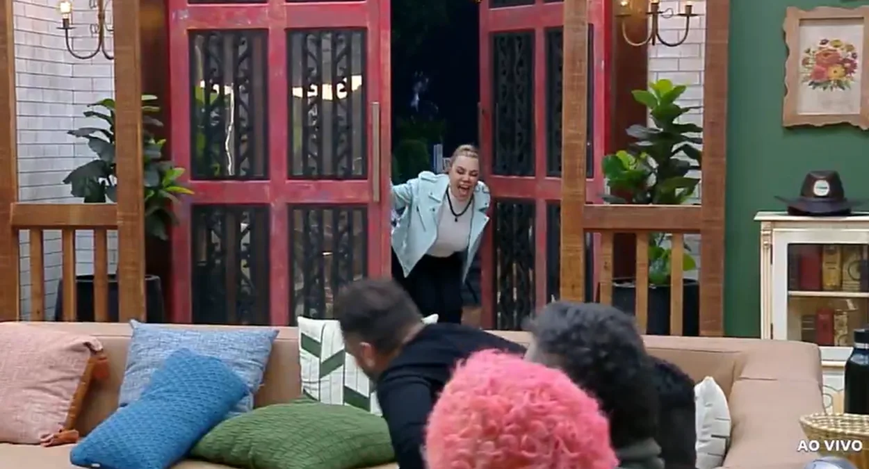 Flor é uma das voltas icônicas de A Fazenda (Imagem: Reprodução / PlayPlus)