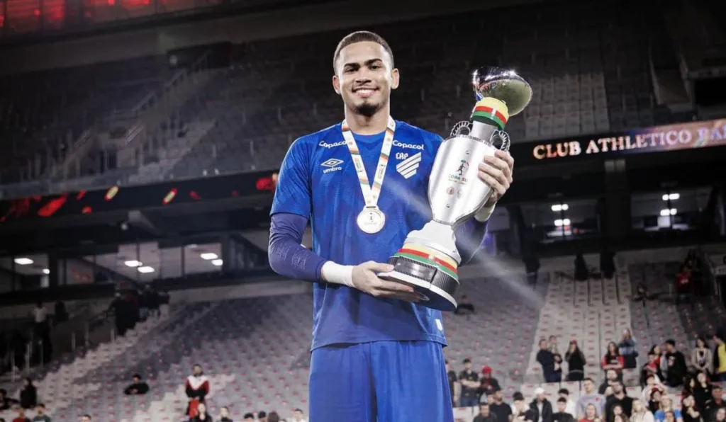 Matheus Soares comemora título com a equipe sub20