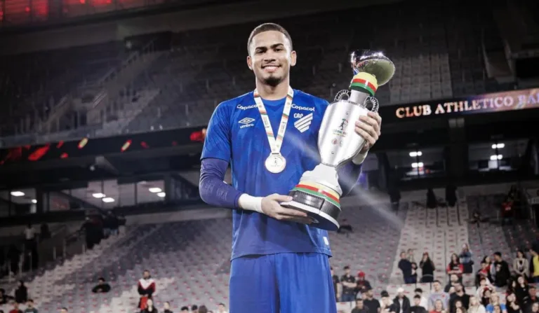 Matheus Soares comemora título com a equipe sub20