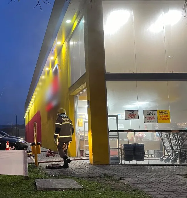 Incêndio em supermercado mobiliza bombeiros em Curitiba