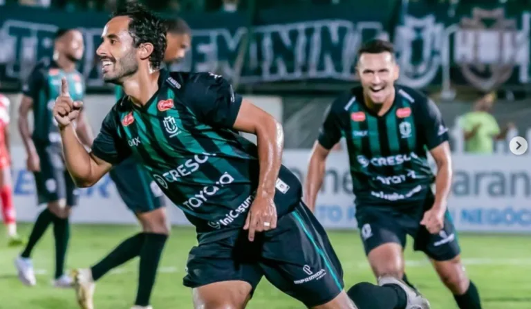 jogadores do maringá comemorando um gol